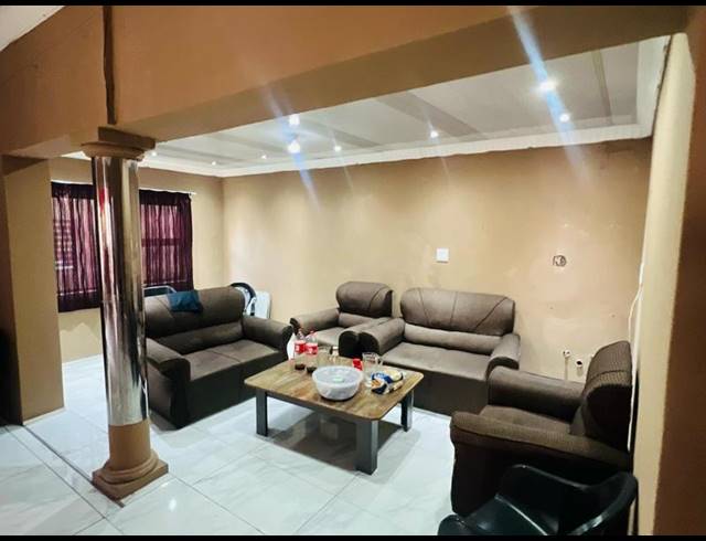 5 BEDROOM HOUSE FOR SALE IN LENASIA EXT 1